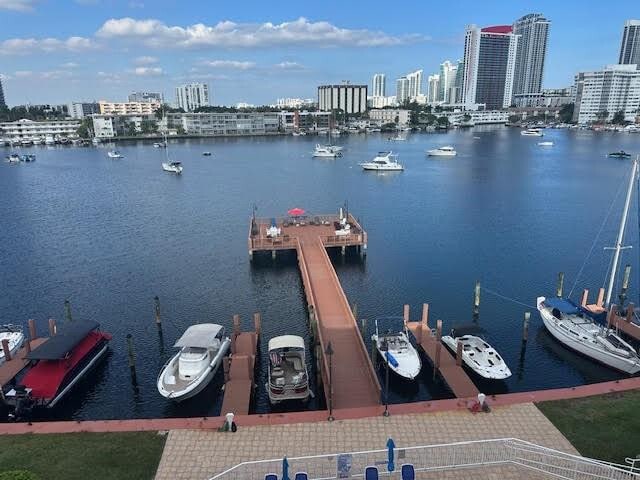 400 Golden Isles Dr in Hallandale Beach, FL - Foto de edificio