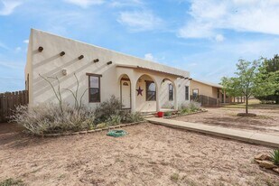 1104 W Eagle Pass St in Alpine, TX - Building Photo