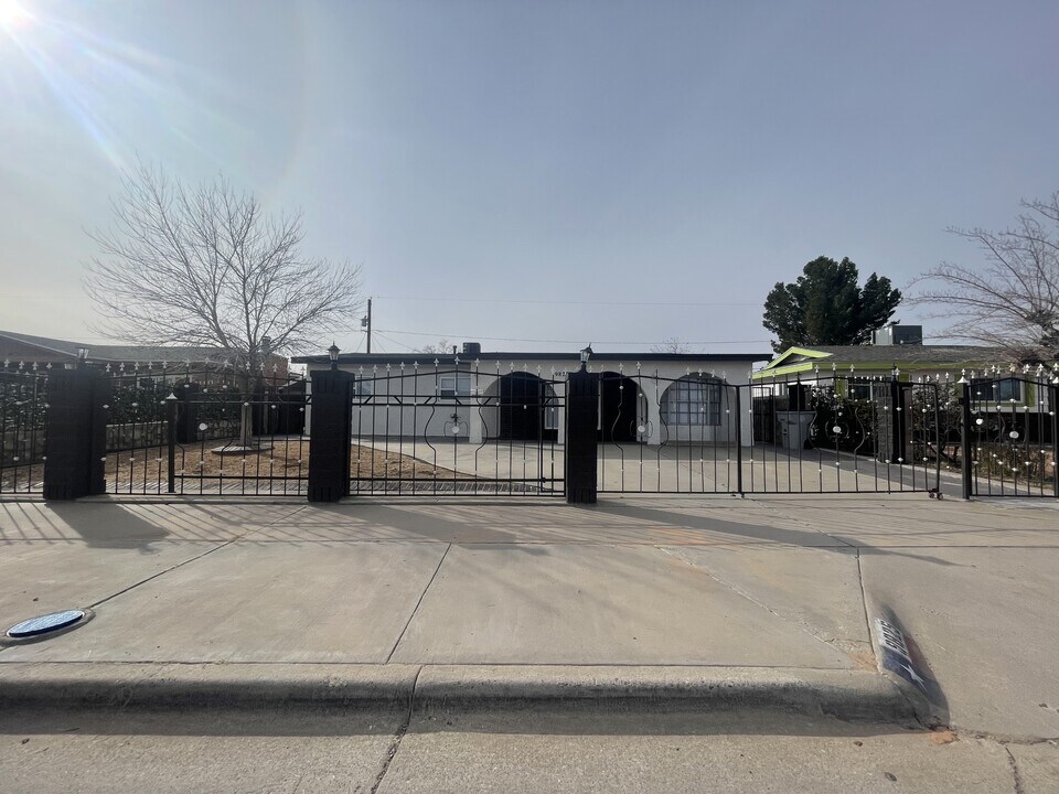 9825 Sidewinder St in El Paso, TX - Building Photo