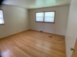 8111 W Raymond Ln in West Allis, WI - Building Photo - Building Photo