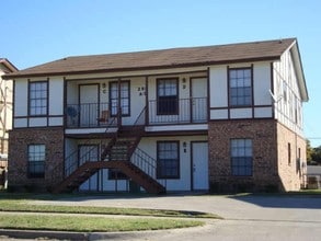 205 Roberts Cir in Arlington, TX - Foto de edificio - Building Photo