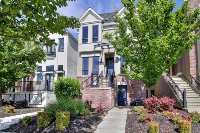 3305 Crocker Dr in Sacramento, CA - Building Photo - Building Photo