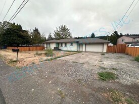 14746 SE Rhine St in Portland, OR - Building Photo