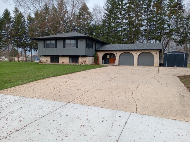 property at 4N580 Chatham Ct