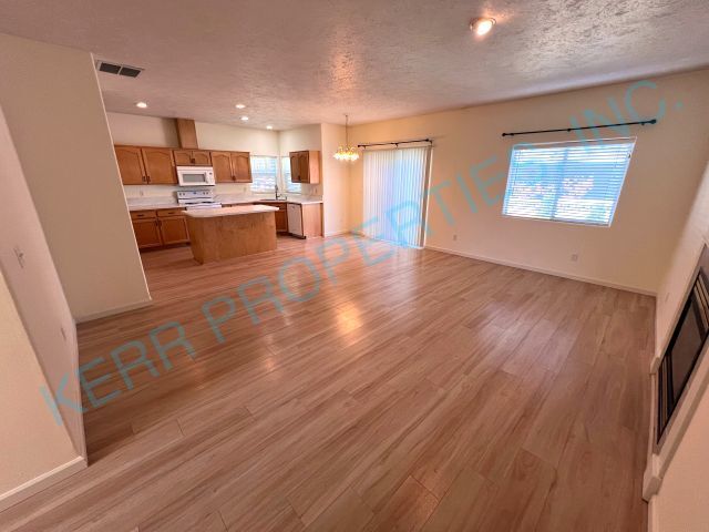 21125 Pebble Ln in Fairview, OR - Building Photo - Building Photo