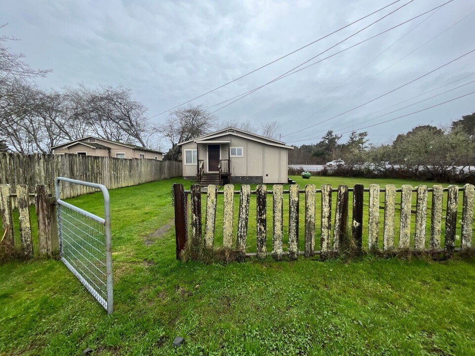 2183 Peninsula Dr in Arcata, CA - Building Photo