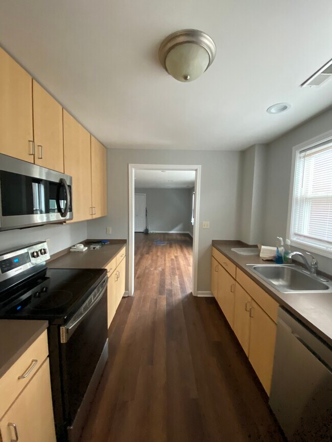 6804 Detroit Ave in Cleveland, OH - Building Photo - Building Photo