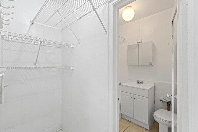 428 W Wellington Ave, Unit #204 in Chicago, IL - Foto de edificio - Building Photo