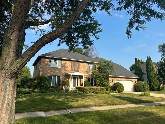 1055 Knollwood Ln in West Chicago, IL - Building Photo - Building Photo