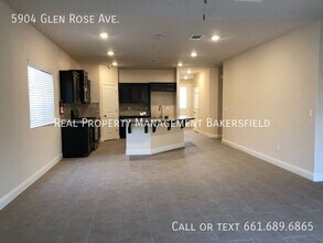 5904 Glen Rose Ave in Bakersfield, CA - Building Photo - Building Photo