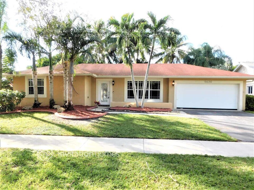 5620 SW 119th Ave in Cooper City, FL - Building Photo