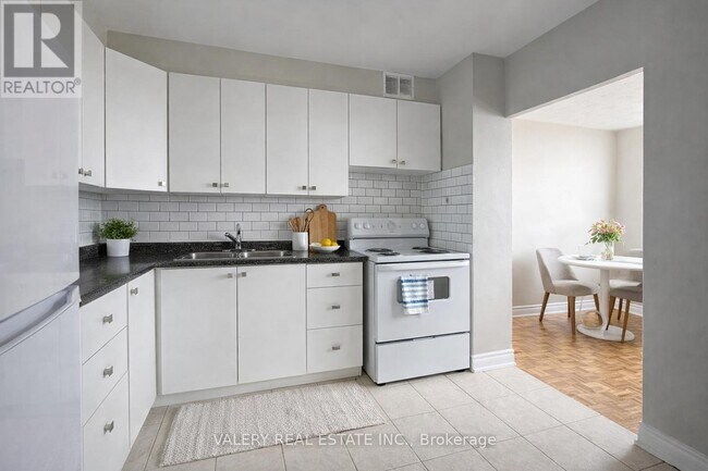 890 Jane St in Toronto, ON - Building Photo - Building Photo