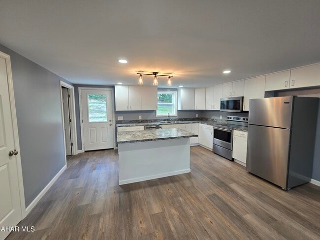 1654 Quaker Valley Rd in New Paris, PA - Building Photo - Building Photo