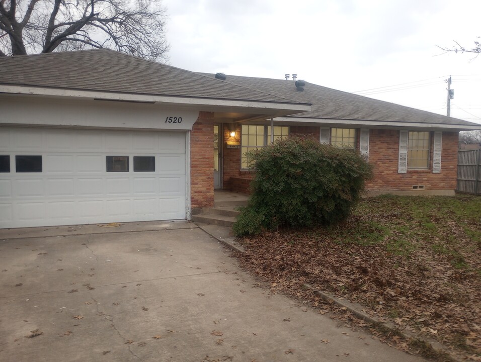 1520 Meandering Way in Plano, TX - Building Photo