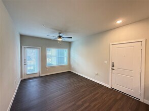 2102 Antoine Dr in Houston, TX - Building Photo - Building Photo