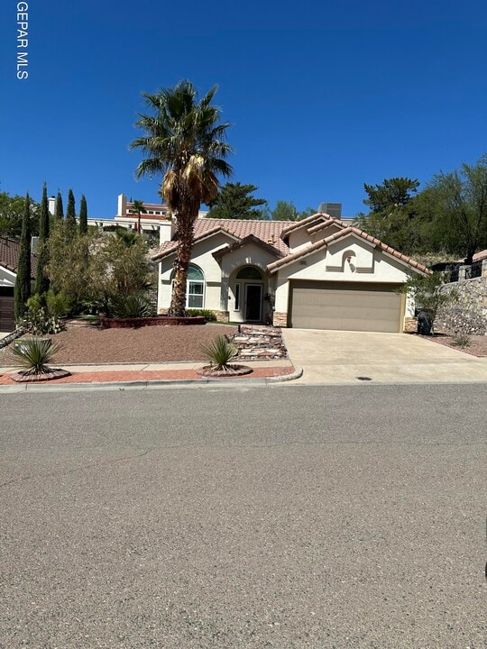 5615 Burning Tree Dr in El Paso, TX - Foto de edificio