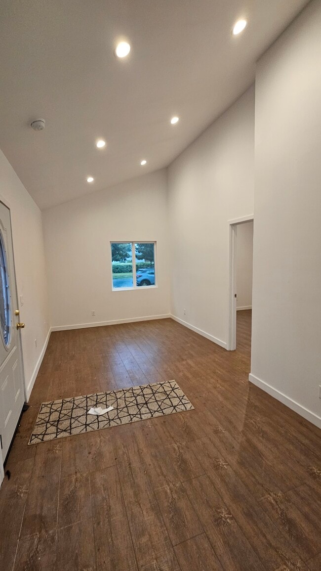 15011 Hartland St, Unit 15013 in Van Nuys, CA - Foto de edificio - Building Photo