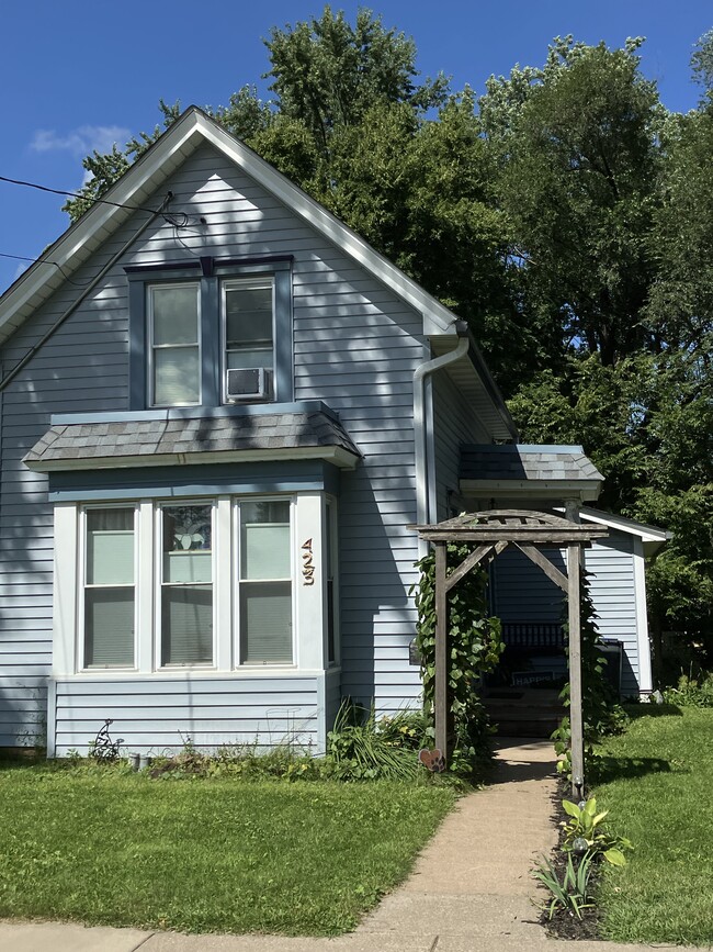 423 Orange St in Hudson, WI - Foto de edificio - Building Photo
