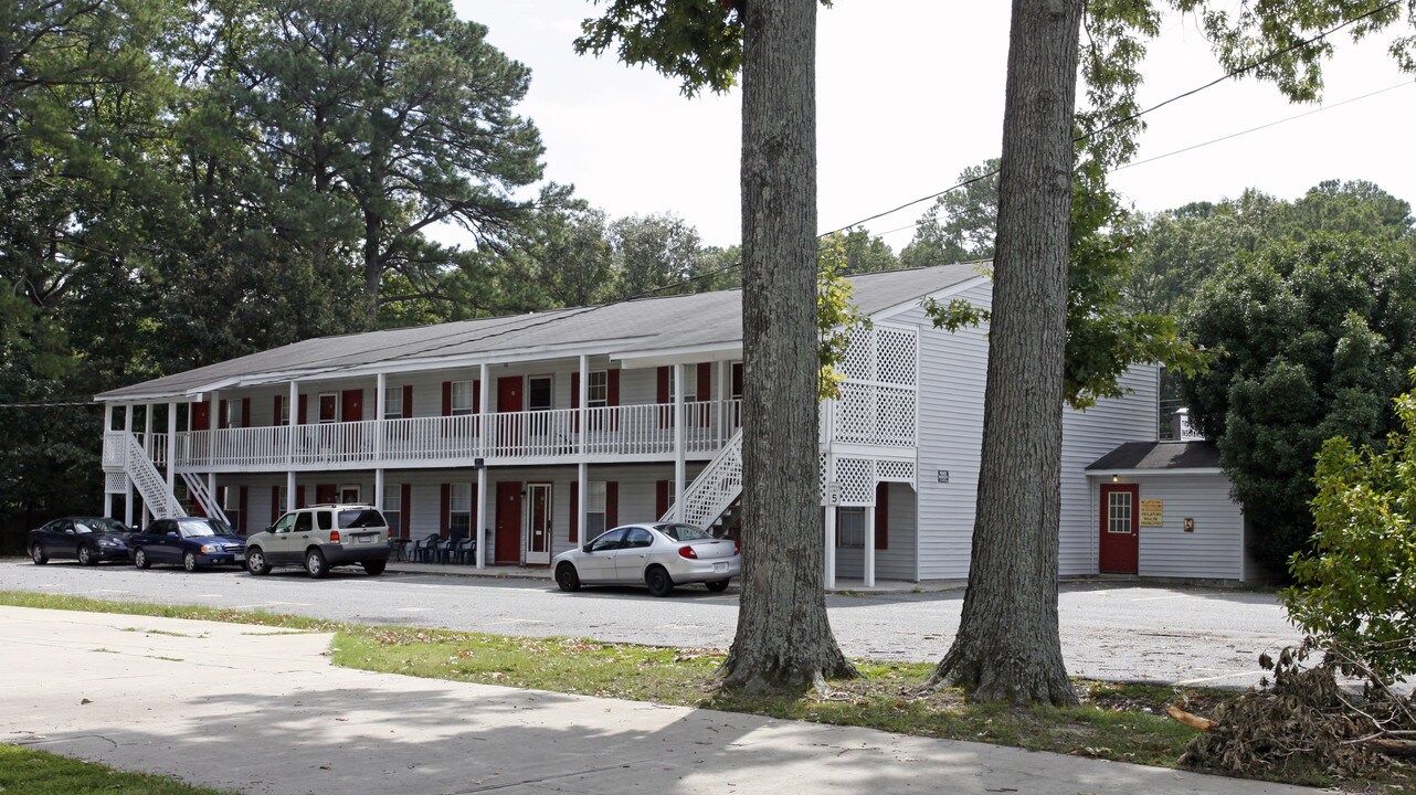 Robinson Apartments in Newport News, VA - Building Photo