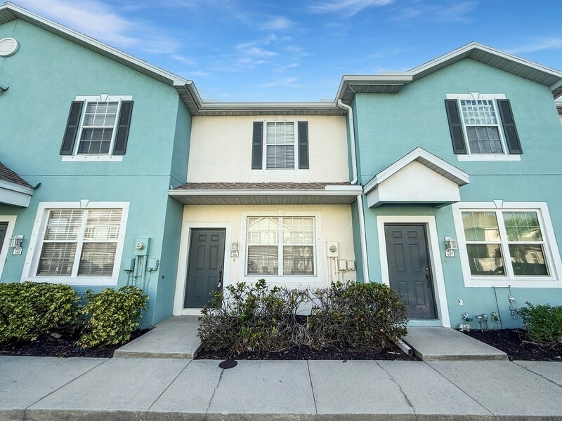 3612 Pine Oak Cir in Ft. Myers, FL - Building Photo
