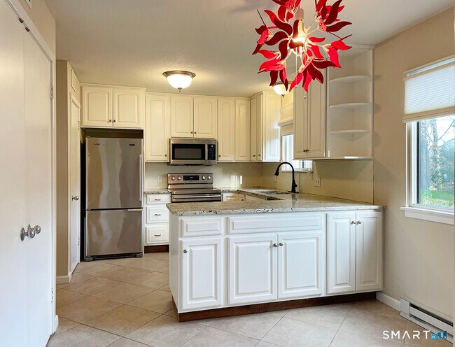 445 Heritage Vlg in Southbury, CT - Building Photo - Building Photo