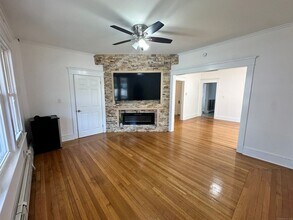 1049 Campbell Ave in West Haven, CT - Building Photo - Building Photo