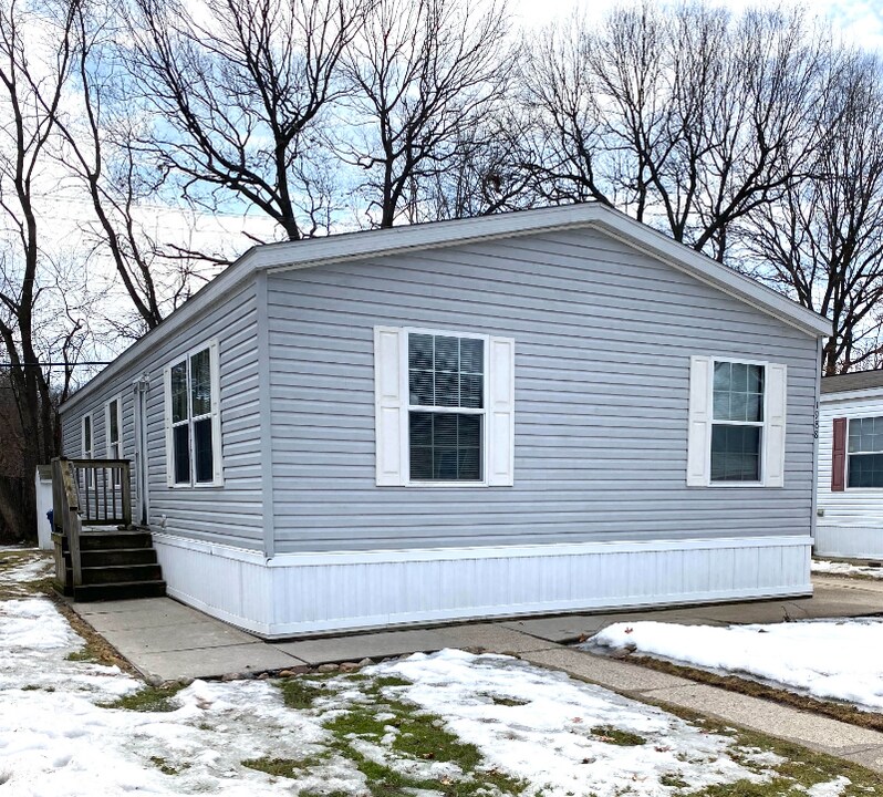 1988 Lovell in Milford, MI - Building Photo