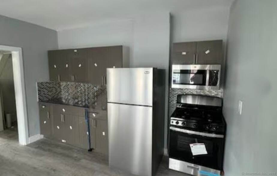 657 Maple St, Unit 3 in Bridgeport, CT - Building Photo