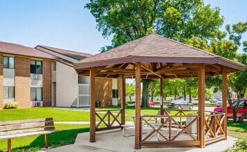 1425 N 11th Ave E in Newton, IA - Building Photo - Building Photo