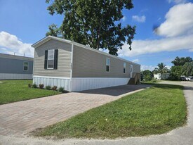 1027 Myakka Dr in North Fort Myers, FL - Building Photo