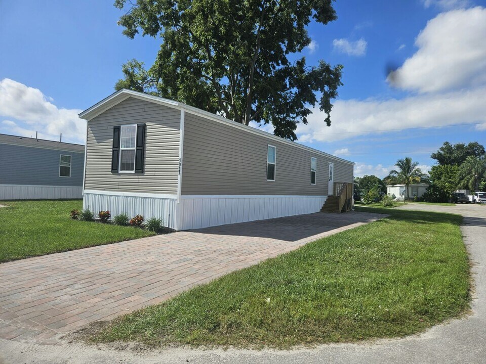 1027 Myakka Dr in North Fort Myers, FL - Building Photo