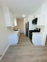 325 E Verdugo Ave, Unit D in Burbank, CA - Building Photo - Building Photo