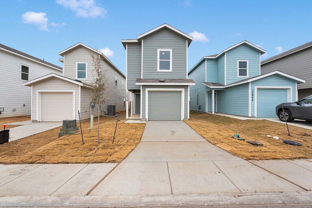 12038 La Cuchilla Ln in San Antonio, TX - Building Photo