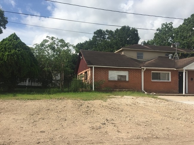 3102 Old Richmond Rd in Rosenberg, TX - Building Photo - Building Photo
