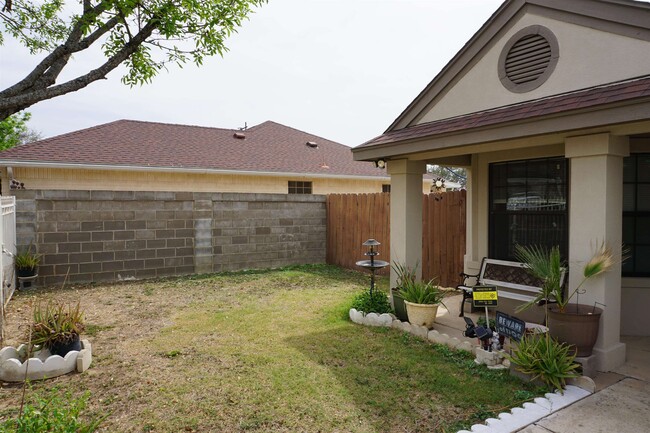 8810 Crossway Dr in Laredo, TX - Building Photo - Building Photo