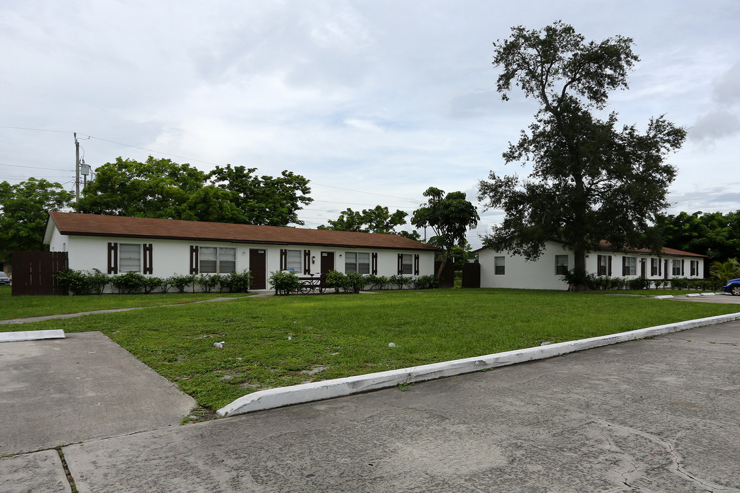 4405-4479 Gulfstream Rd in Lake Worth, FL - Building Photo