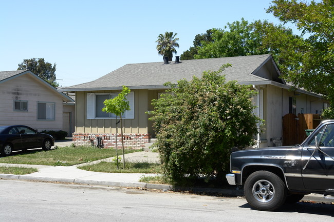 1065-1067 Dodge Dr in Redwood City, CA - Building Photo - Building Photo