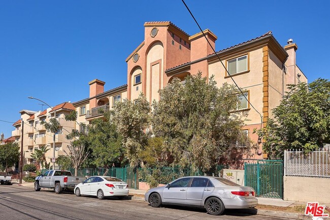 2811 Francis Ave-Unit -306 in Los Angeles, CA - Building Photo - Building Photo