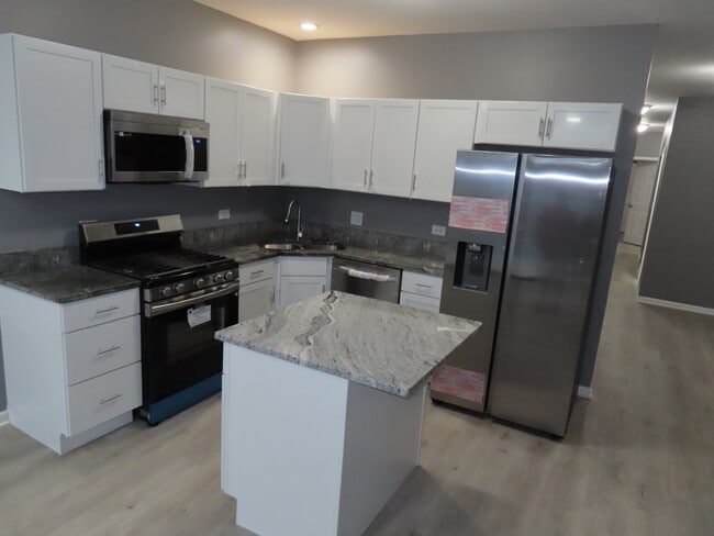 951 W 51st St, Unit 1 in Chicago, IL - Foto de edificio - Building Photo