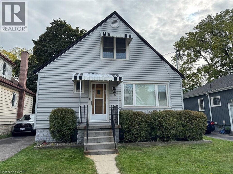 19 E 27th St in Hamilton, ON - Building Photo