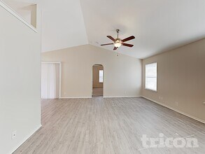 4014 Sparrow Lake in San Antonio, TX - Foto de edificio - Building Photo