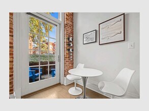 901 D St NE, Unit 3 in Washington, DC - Foto de edificio - Building Photo