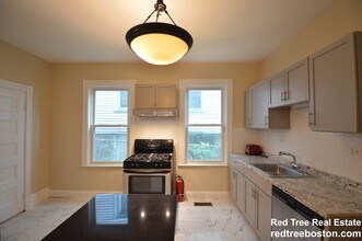 10 Bucknam St, Unit 1 in Boston, MA - Foto de edificio - Building Photo