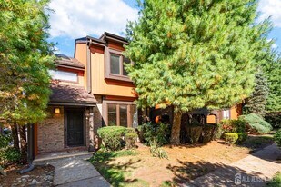 148 Riverbend Dr in North Brunswick, NJ - Building Photo