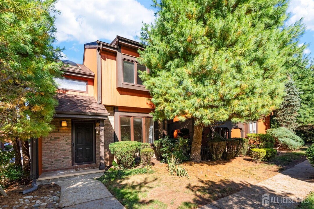 148 Riverbend Dr in North Brunswick, NJ - Foto de edificio