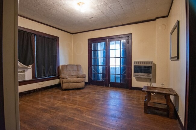 property at 405 W 5th St