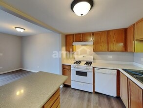 1082 Horizon Ridge Dr in Lake In The Hills, IL - Building Photo - Building Photo