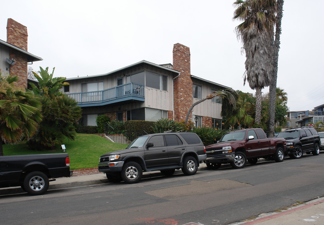 222 Playa Del Norte in La Jolla, CA - Building Photo