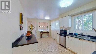 30 Goldring Dr in Whitby, ON - Building Photo - Building Photo