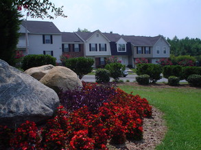 Laurel Bluff Apartments and Townhomes in High Point, NC - Foto de edificio - Building Photo